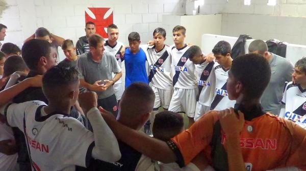 Elenco festeja vitria no vestirio