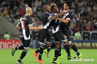 Jogadores comemoram gol de Edmlson