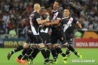 Jogadores comemoram gol de Edmlson