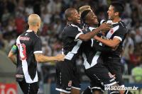 Jogadores comemoram gol de Edmlson