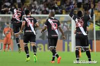 Jogadores comemoram gol de Edmlson