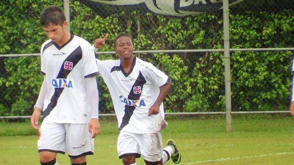 Robinho levanta a mo para o cu e festeja gol do Vasco