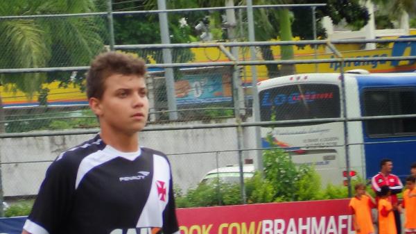 Vitor Lari, zagueiro do Mirim Sub-12 do Vasco