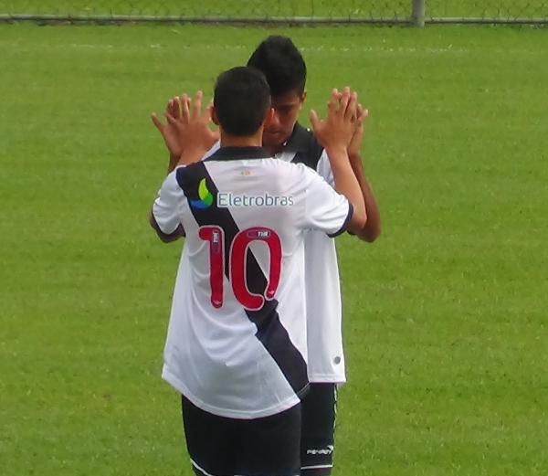 Pet (camisa 10) e Evander (de frente)