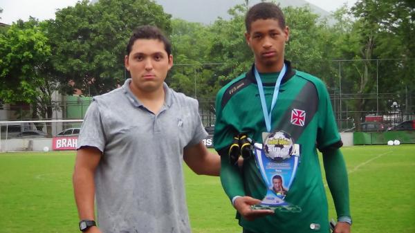 Preparador de Goleiros Roberto Nogueira ao lado de Luco