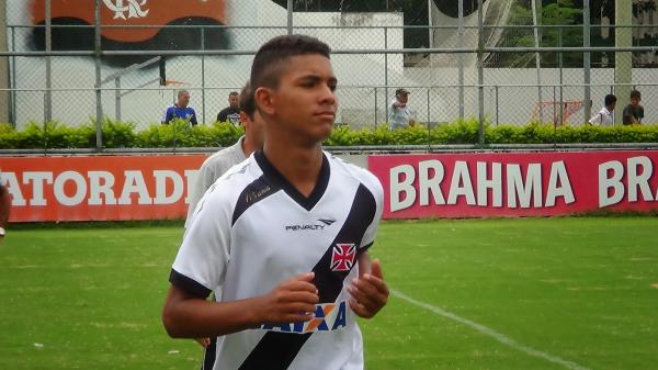 Douglas, volante do Infantil do Vasco