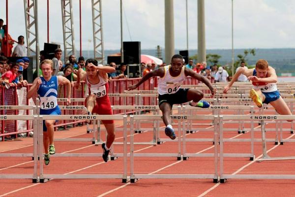 Rafael Pereira (terceiro da esquerda para a direita) lidera a prova dos 110 metros com barreiras na Gymnasiade rumo  vitria que lhe sagrou campeo mundial escolar