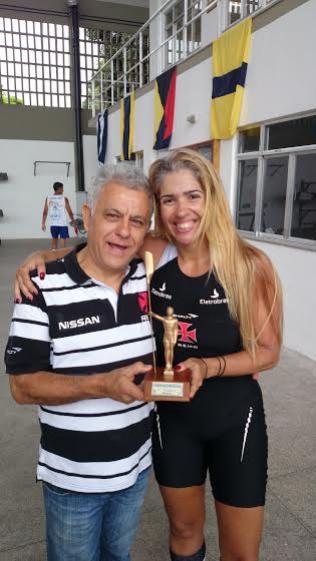 Ftima Brando (atleta Master que  presena certa nas provas do Escaler Misto) segura o trofu pela vitria na regata com o diretor de remo do Vasco, Joaquim da Costa Oliveira)