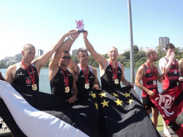 Remadores master erguem o trofu do Campeonato Estadual da categoria aps vencerem o 4 sem na sexta e ltima regata