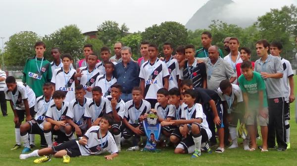 Elenco Sub-13 do Vasco posa para foto ao lado de Carlos Alberto Parreira