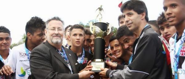 Mauro Galvo festeja ttulo da Taa Guanabara Sub-15