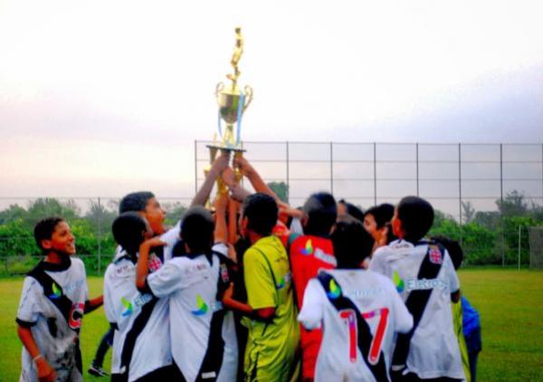 Meninada do pr-mirim festeja conquista da Copa Light