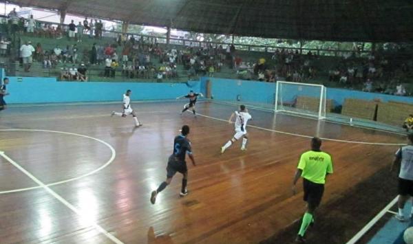Sub-17: Ricardinho chuta para fechar o placar, tambm em jogada em que o Vasco retomou a bola quando o adversrio estava com o goleiro na quadra de ataque. Quatro dos cinco gols do Vasco saram dessa forma