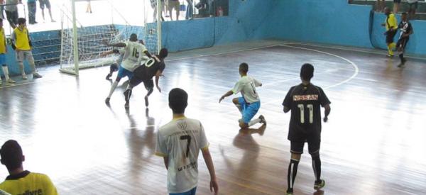 Sub-15: Matheus Bezerra chuta para marcar o quarto gol do Vasco e ampliar o placar para 4 a 2, aos trs minutos do segundo tempo