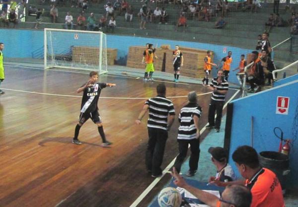 Sub-15: Faltando menos de vinte segundos para o fim do jogo, Thales Guilherme marcou o gol que fechou o placar em 5 a 3 e foi comemorar com a comisso tcnica