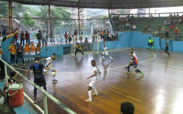 Sub-17: GOLAO! Lucas Moreira, com o goleiro-linha adversrio muito adiantado, chuta da altura de sua prpria grande rea para marcar um belssimo gol, desempatando para o Vasco aps o adversrio: 3 a 2