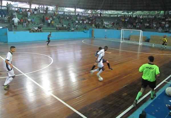Sub-17: Everton, de maneira muito inteligente, v que no tem ngulo para chutar e toca para Lucas Moreira