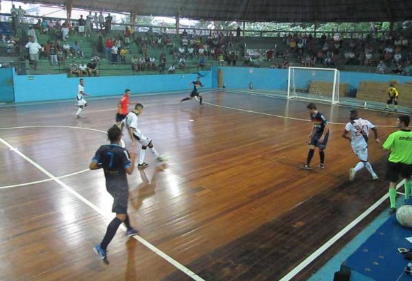 Sub-17: O camisa 5 do Vasco, este sim sem ningum a sua frente at o gol, chuta rasteiro para ampliar o marcador, tambm sem goleiro: 4 a 2
