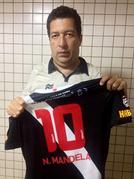 Eduardo posa com a bandeira feita para Mandela