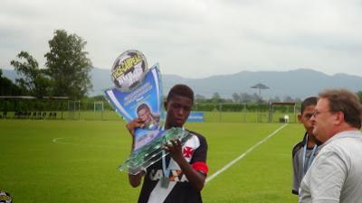 Capito Marcelinho recebeu a taa de segundo lugar das mos de Manuel Pereira, diretor da base