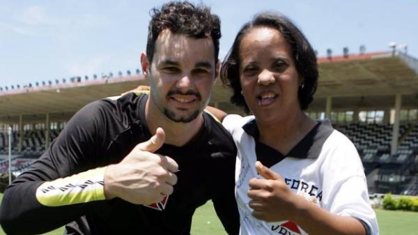 Mayara posa com o goleiro Alessandro