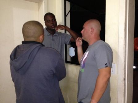 Leone Mendes da Silva, de 23 anos, (de costas na foto acima) Arthur Barcelos de Lima Ferreira, de 26 anos (D) e Jonathan Santos, de 29 anos, (C) foram presos na noite deste domingo.