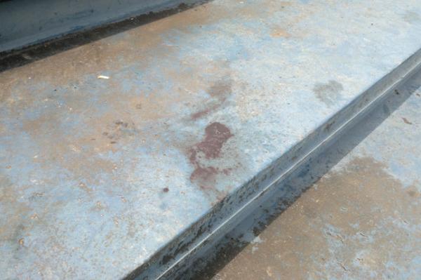 Mancha de sangue ainda  visvel na Arena Joinville