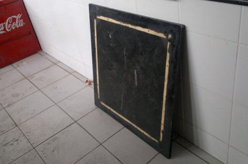 Barra usada como arma foi arrancada de mesa de bar do estdio