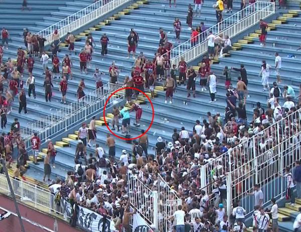 Pai protege o filho enquanto torcedor do Atltico os protege