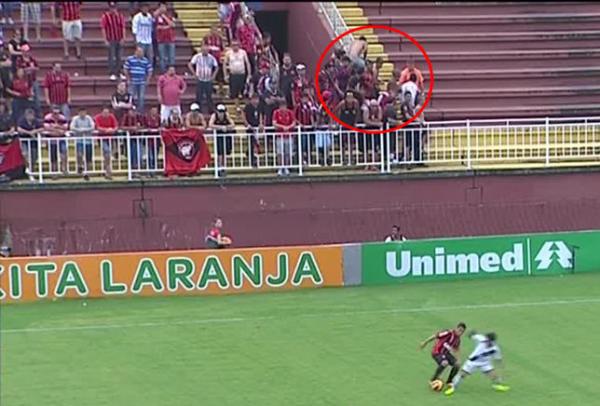 Torcedor sem camisa  o primeiro a pular. Segurana no repara na ao do vndalo