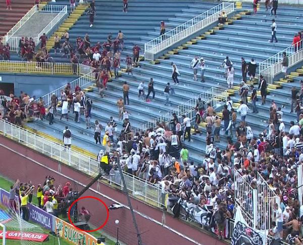 Um jogador do Atltico-PR caiu no fosso quando pedia o fim da briga