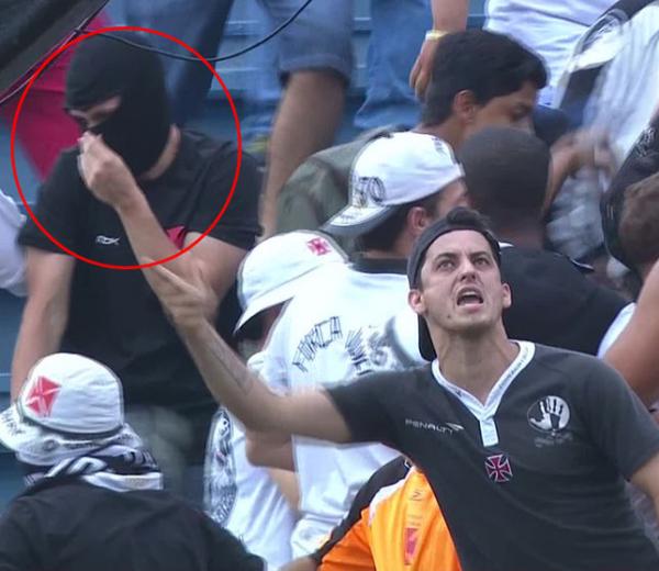 Torcedor do Vasco esconde seu rosto com uma espcie de mscara