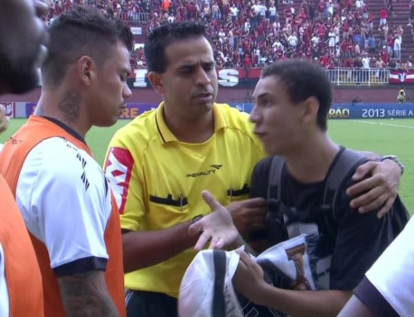 Torcedor que pulou para o gramado cobra Bernardo, que apenas ouve