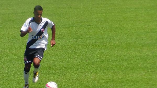 Matheus Paes, zagueiro do Infantil do Vasco