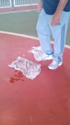 Funcionrios do Fluminense colocaram panos para cobrir a gua na quadra, fato que impediria a realizao da partida.