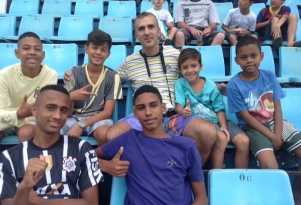 Maicon da Costa cercado pelos filhos e sobrinhos no Raulino de Oliveira