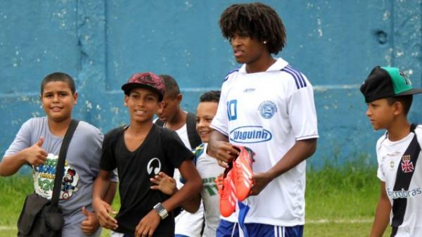 William Barbio, do Bahia, com a crianada