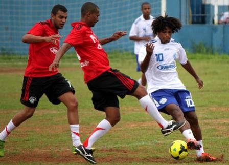 Barbio disputa bola com Jorginho