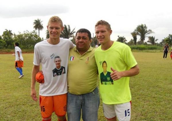 Marlon,  direita, ao lado do irmo Marlone em uma pelada com amigos