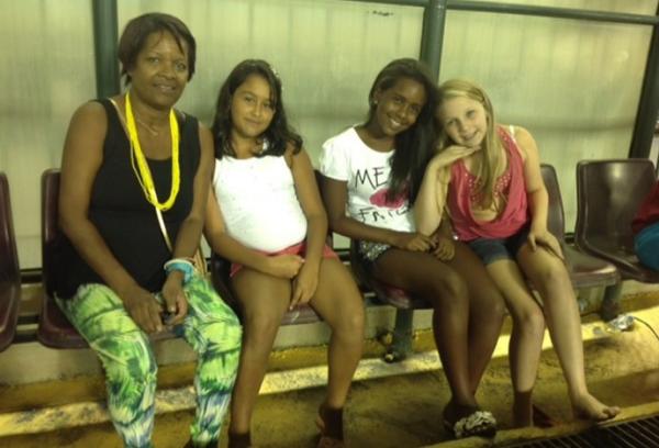 Maria Helena, me de Ded, ao lado de sobrinhos do craque