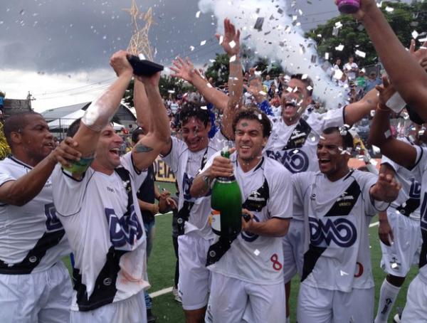 Pedrinho levanta a taa de campeo carioca de Showbol
