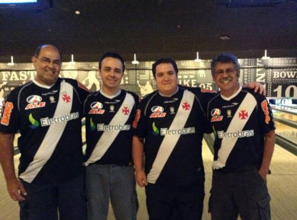 Equipe de Boliche do Vasco, liderada pelo veterano Mrcio Vieira (ltimo  direita)
