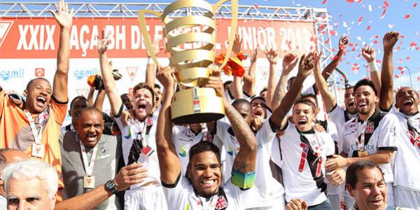 Jhon Cley ergue a taa de campeo da Taa Belo Horizonte de Juniores