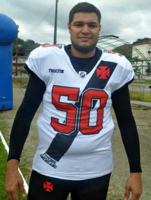 Thiago Costo  deficiente auditivo desde os trs anos