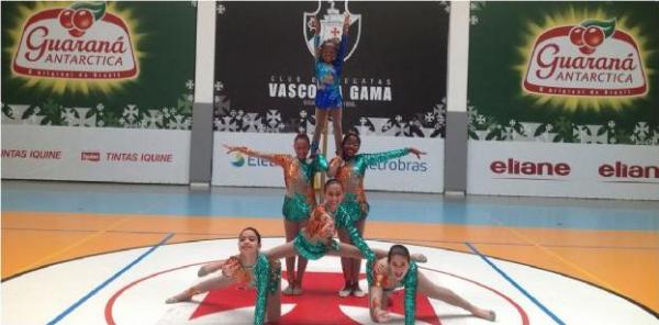 Pequenas ginastas do Vasco em apresentao no ginsio Forninho