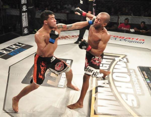 Sandro China (de luvas azuis) no octgono: segurana do Vasco e lutador de MMA e Luta Livre Esportiva