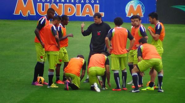 Sorato orienta atletas do sub-20 durante treino em So Janurio