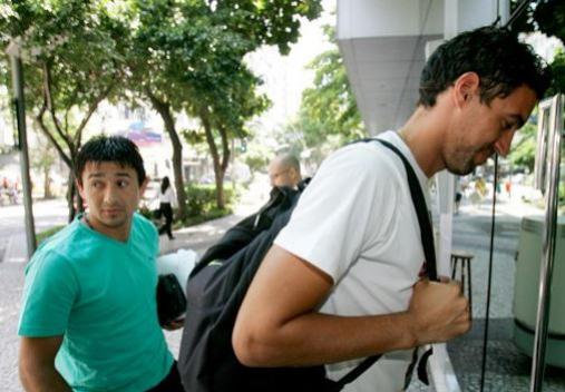 Aranda, de verde, e Martn Silva entram na clnica: dupla vai reforar o Vasco