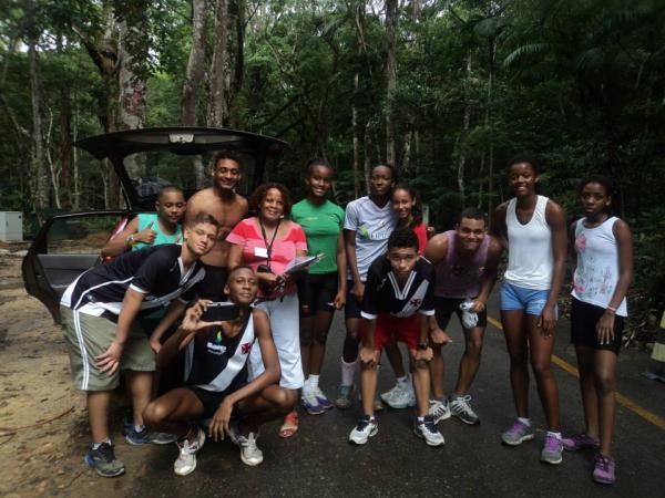 Comandados pela professora Solange Chagas (ao meio), vascanos realizaram trabalho de base na Floresta da Tijuca