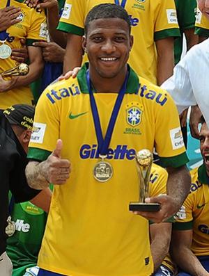 Melhor jogador da Copa Amrica, Bokinha exibe medalha de ouro e prmio